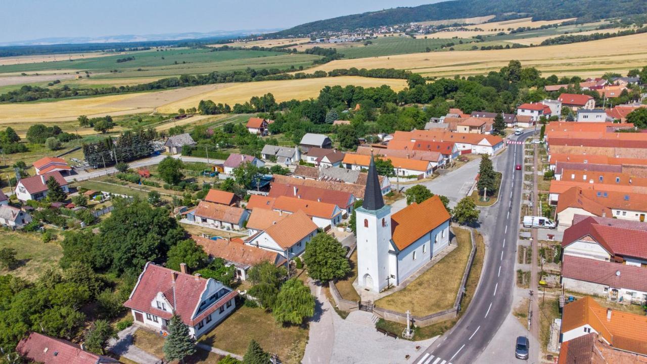 Romanticka Chalupka Na Polosamote Plavecky Peter Buitenkant foto