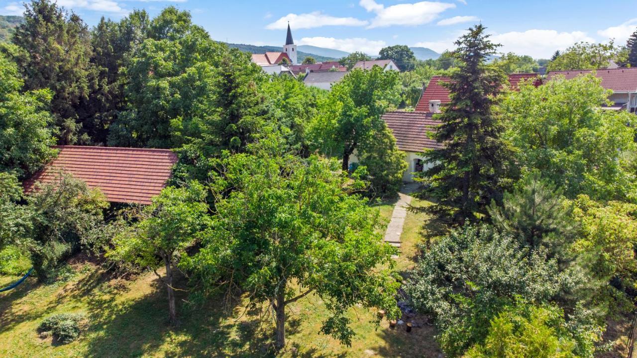 Romanticka Chalupka Na Polosamote Plavecky Peter Buitenkant foto